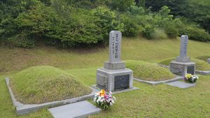 부친 이준형 옆에 모셔져 있는 대전현충원 묘소