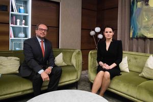 스뱌틀라나 치하노우스카야와 오스트리아 외무장관 알렉산더 샬렌베르크가 2020년 10월 비엔나에서