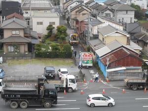전기 통신 공사를 위해 도로의 통행을 막고 있는 모습