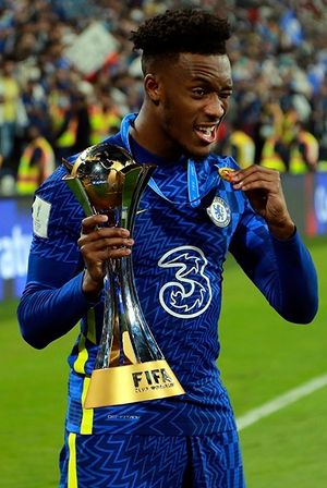 2022년 FIFA 클럽 월드컵 트로피를 든 허드슨오도이