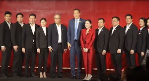 세타(가운데)와 패통탄 친나왓이 프어 타이 당 집행위원회와 함께 2023년 태국 총선 전에 찍은 사진