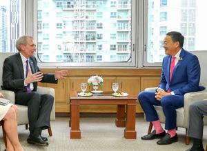 세타가 2023년 7월 9일 프어 타이당 본부에서 로버트 F. 고덱 미국 대사와 만나는 모습