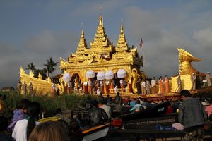 미얀마의 연례 파웅 도 우 파고다 축제에서 사용되는 의식용 바지선은 오른쪽의 신화적인 새인 카라웨이크의 선수상을 사용한다.
