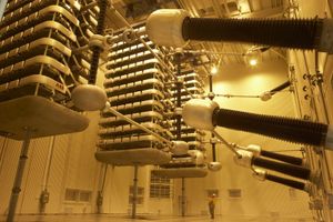 뉴질랜드 북섬과 남섬 사이의 HVDC Inter-Island의 극 2에 대한 사이리스터 밸브 스택. 맨 아래의 남자는 밸브의 크기를 나타내는 척도를 제공한다.