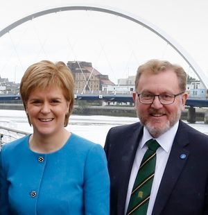 스코틀랜드의 니컬라 스터전 수석 장관과 스코틀랜드부 장관 데이비드 먼델이 2016년 영국-아일랜드 위원회 정상회의에서 (스코틀랜드)