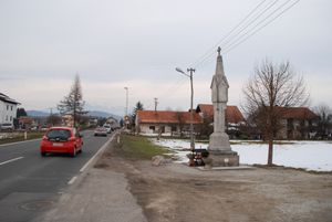 Mengeška cesta}}) 옆 정착지의 북쪽에 위치해 있으며, 19세기에 세워졌다.