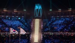 2018 평창 동계올림픽 개막식의 모습. 뒤로 달항아리를 모티브로 한 점화대가 보인다.