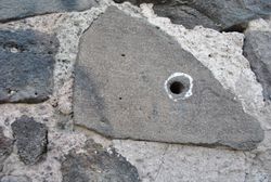 틀라텔롤코 산티아고 사원 벽에 남은 총알 자국. 학살의 비극을 보여주는 증거이다.