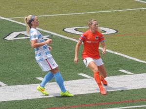 2014년 7월 26일 시카고 레드 스타스 소속 당시 어츠 (당시 이름은 존스턴, 왼쪽)가 휴스턴 대시와의 경기 중