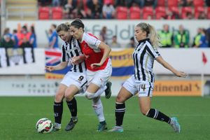 2015년 노츠 카운티에서 활약하는 화이트(왼쪽).