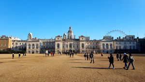 배경에 런던 아이 관람차가 보이는 호스 가즈 퍼레이드