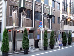 일부 러브호텔은 고객의 은밀함을 위해 여러 개의 복잡한 입구를 갖추고 있다.