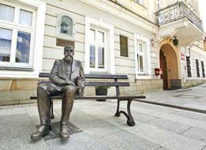 이그나치 루카시에비치 기념 벤치