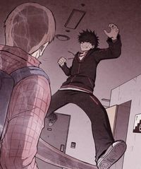 101화의 한 장면에서 동료 반(半)괴물 이현과 싸우는 현수