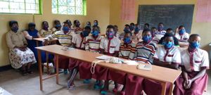 부룬디 학생들이 2021년 4월 교실에서 코로나바이러스로부터 자신을 보호하기 위해 마스크를 쓰고 있다