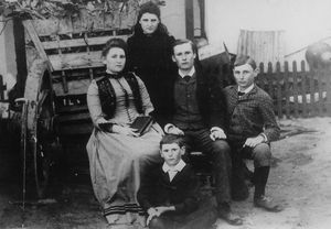 말란 형제. 첫째 줄: 코스 말란. 둘째 줄: 시니, 다니엘 프랑수아 말란, 파니 말란. 셋째 줄(뒷줄): 미미 말란.