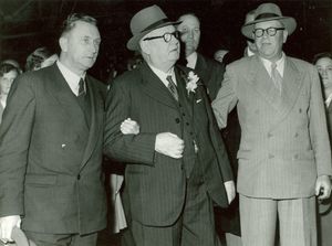 J. G. 스트롬, D. F. 말란 총리, 폴 사우어가 1953년 남아프리카 공화국 총선 승리 후 프레토리아에서.