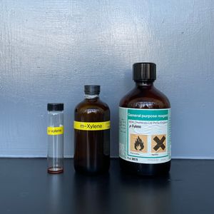 자일렌 이성질체는 실험실에서 용매로도 사용된다. 사진에서 갈색 유리병에 보관되지 않은 o-자일렌은 자동 산화된 것으로 보인다.
