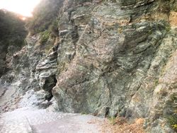 에히메현 사다곶에서 보이는 녹색편암의 절벽