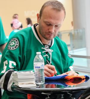 곤차르가 2014년 댈러스 스타스에서 활동하며 갤러리아 댈러스에서 사인회를 하고 있다.