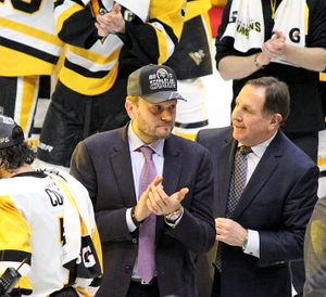 곤차르와 동료 펭귄스 코치인 자크 마틴이 2017년 스탠리 컵 우승을 축하하고 있다.