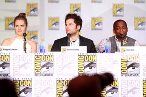 제임스 로데이 로드리게스 (가운데) 2013년 코믹콘 패널에서 매기 로슨 (왼쪽) 및 둘레 힐 (오른쪽)
