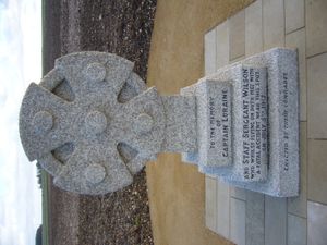 스톤헨지 방문객 센터 밖 (2013년 12월) 캡틴 로레인과 참모 중사 윌슨 기념비 (1912년 사망)