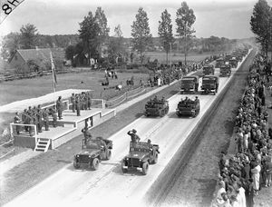 캐나다 아일랜드 연대가 1945년 공항 열병식에서 크레러 장군에게 경례하고 있다.