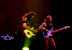 시언(오른쪽)은 2005년 스티브 바이와 함께 공연 중