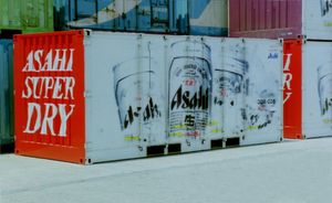 1997년에 JR 화물(JR貨物) 소유의 철도 컨테이너와 제휴하여 전국적으로 전개한 래핑 컨테이너.※반대 측면도 동일하다.(오사카부 우메다 화물역에서 1997년 6월 13일 촬영)