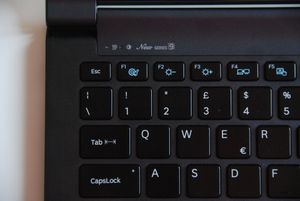 'New Series 9' 단어가 2세대 삼성 시리즈 9 키보드 위에 새겨져 있다.