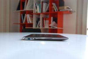 2012년형 2세대(알루미늄) 노트북 시리즈 9의 측면