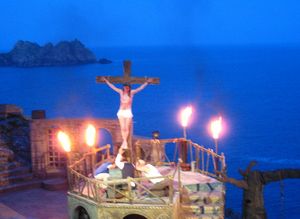 앤드루 로이드 웨버와 팀 라이스의 예수 그리스도 수퍼스타 공연 모습, 콘월주 세인트 레반 인근 미낙 극장에서