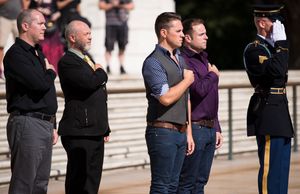 더 하이 킹스가 2015년 9월 8일 알링턴 국립묘지에 있는 무명 용사의 묘에 화환을 놓았다.