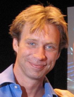 자일스 마틴은 최종 곡을 공동 프로듀싱했다.