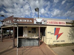 춤추는 커플이 등장하는 장면이 촬영된 펍, 카린다 호텔.