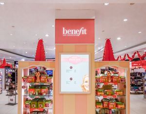 서튼 (런던)의 데벤함스 백화점에 있는 베네피트 매장