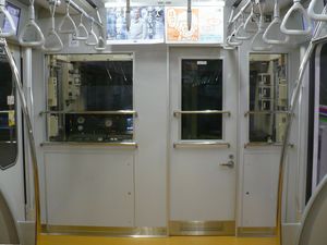 승무원실 후면 칸막이 벽