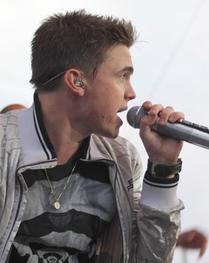 "Bleeding Love"는 원래 Jesse McCartney (사진)가 그의 세 번째 앨범 Departure를 위해 공동 작곡했다.