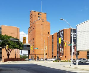 온타리오주 윈저에 있는 Hiram Walker Distillery. 1858년에 설립되었으며, 온타리오에서 가장 오래된 가동 중인 증류소이다.