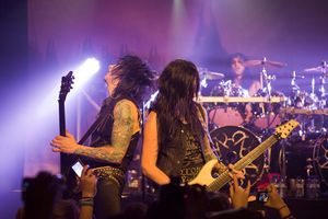 2013년 바르셀로나 뮤직 홀에서 공연하는 진스(왼쪽)와 Jake Pitts(오른쪽)