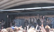 블랙 베일 브라이즈가 2011년 워프 투어에서 공연하는 모습. 왼쪽부터: 진스, 제이크 피츠, 크리스찬 코마, 앤디 비어삭, 그리고 애슐리 퍼디