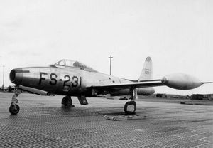 1953년 프랑스 쇼몽-세무티에 공군 기지에 있는 F-84G