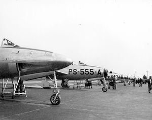 XP-84A (앞쪽) 및 YP-84A