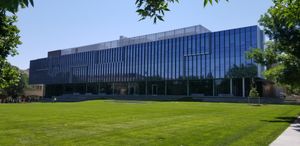 2017년 9월 학생들에게 공개된 응용과학 및 공학 센터(CoorsTek Center for Applied Science and Engineering)의 모습. 물리학과와 응용과학 및 공학 대학 학장실이 위치해 있다.