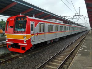 2016년 12월 인도네시아에 있는 6131편성 (승객 창문이 더 큼)