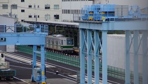 2016년 7월 신키바 차량기지에 있는 3량 편성 6000계 전동차