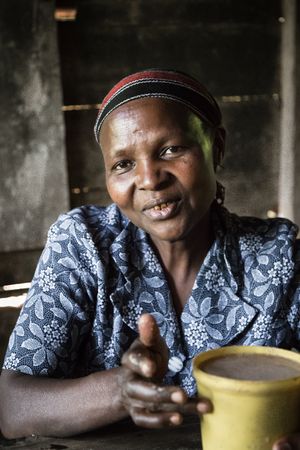 탄자니아에서 바나나 맥주를 판매하는 모습