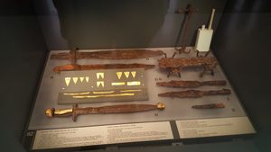 테살로니키 박물관의 철 크시포스, 코피스 및 철 창 머리