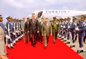 가윰은 2005년 벨라나 국제공항에서 터키 총리 레제프 타이이프 에르도안을 맞이한다.